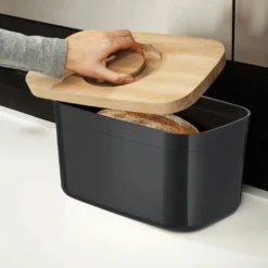 Joseph Joseph Bread Box With Cutting Board, Black -Koch Geheimnis Verkaufsgeschäft joseph joseph bread bin with bamboo chopping board 8